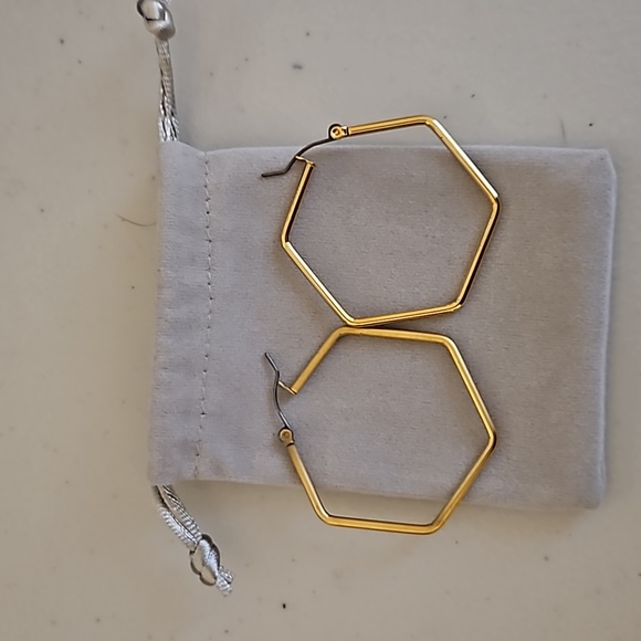 unbranded Jewelry - Gold octagonal medium size Earrings